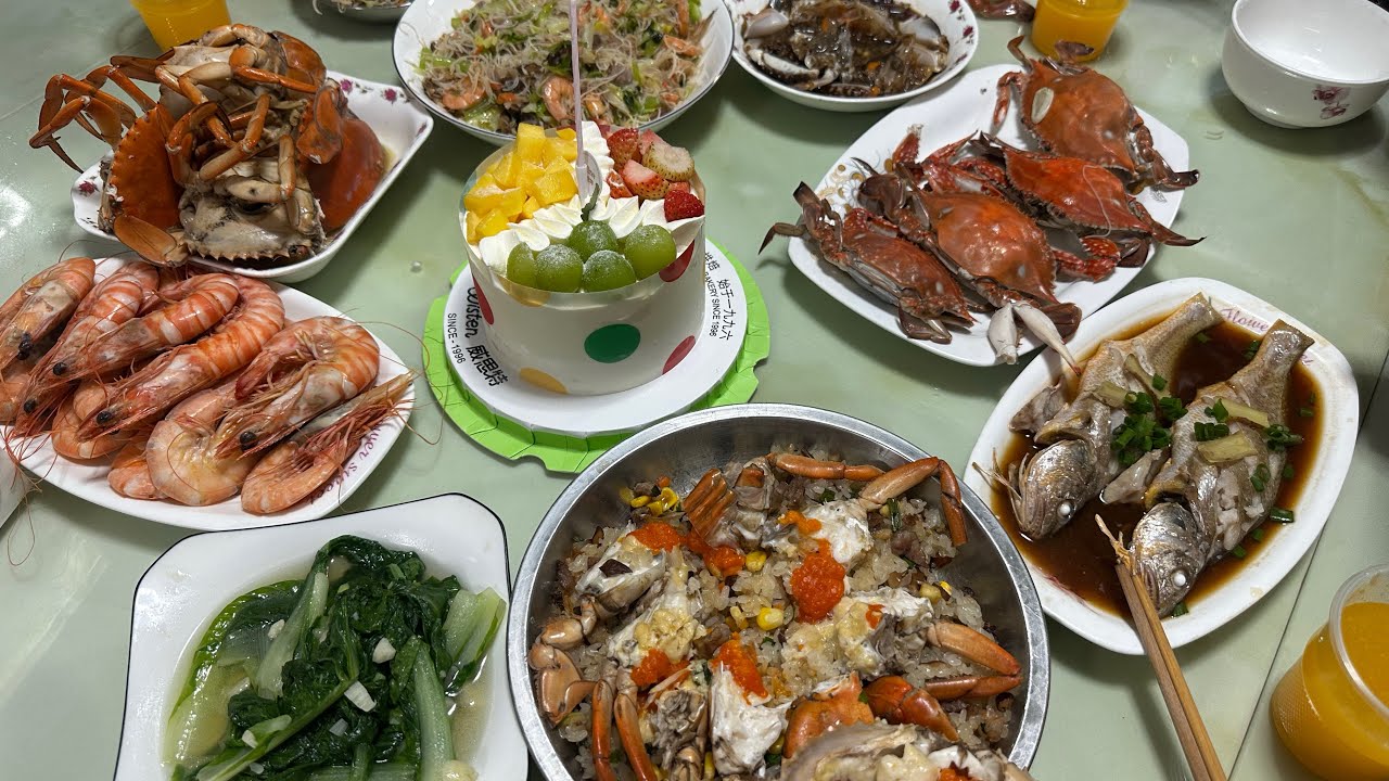 村花过生日，小明和老爸天没亮就去买菜给她庆生，真是幸福一家人