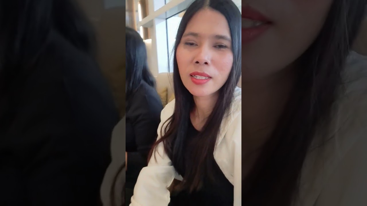 NGUMPUL DI ACARA ULANG TAHUN UNTUK MAKAN MALAM 
