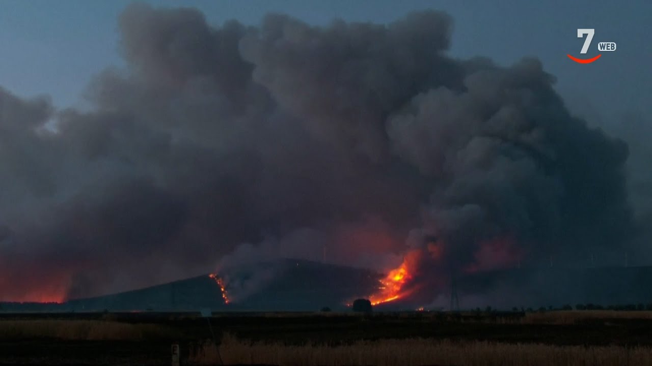 El viento perjudica los trabajos contra el incendio en Losacio, Zamora
