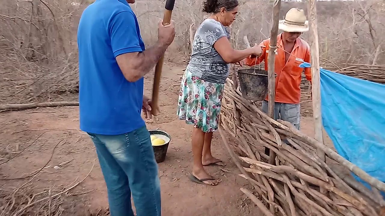 Bastidores: Seu mane alimentando os porcos.