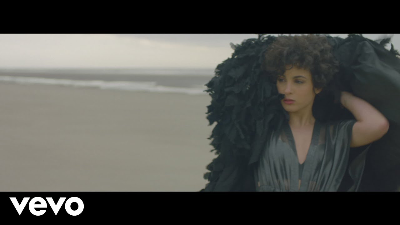 Barbara Pravi - Voilà, le jour se lève sur l'homme et l'oiseau (Clips Officiel)