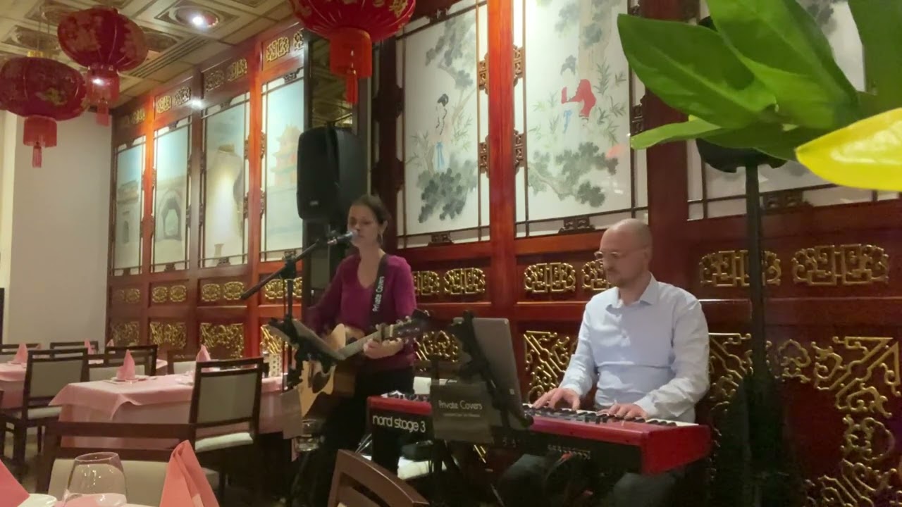 Private Covers in the summertime siffler sur la colline Dassin duo piano guitare voix muraille 