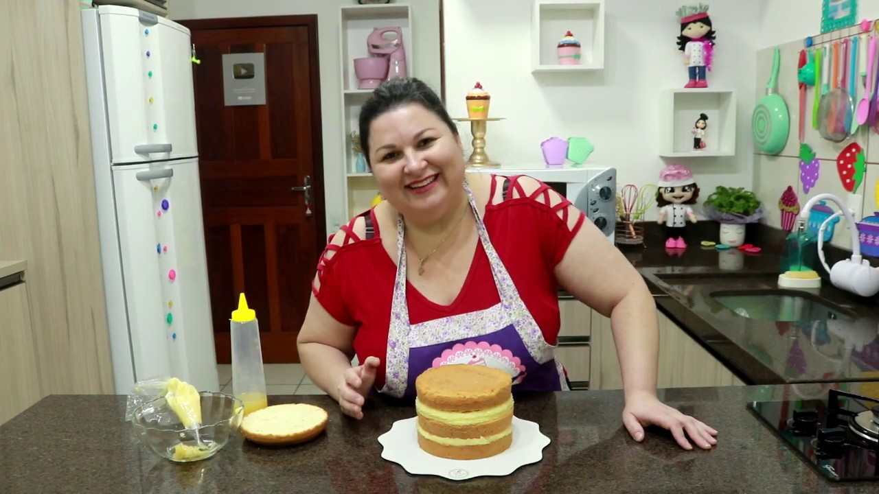 Montando bolo com abacaxi