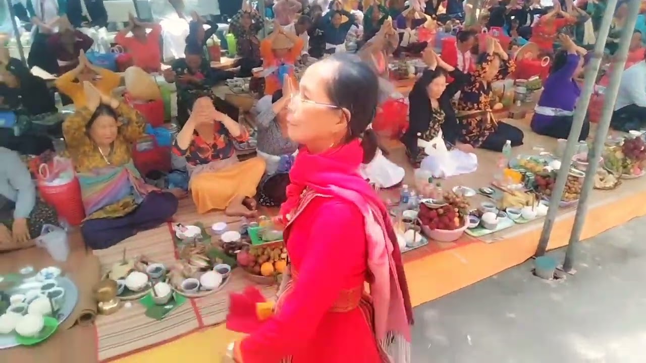 Mở cửa tháp. Bà con gần xa đến cung kính