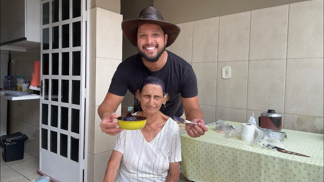 Pintando o cabelo da vó.