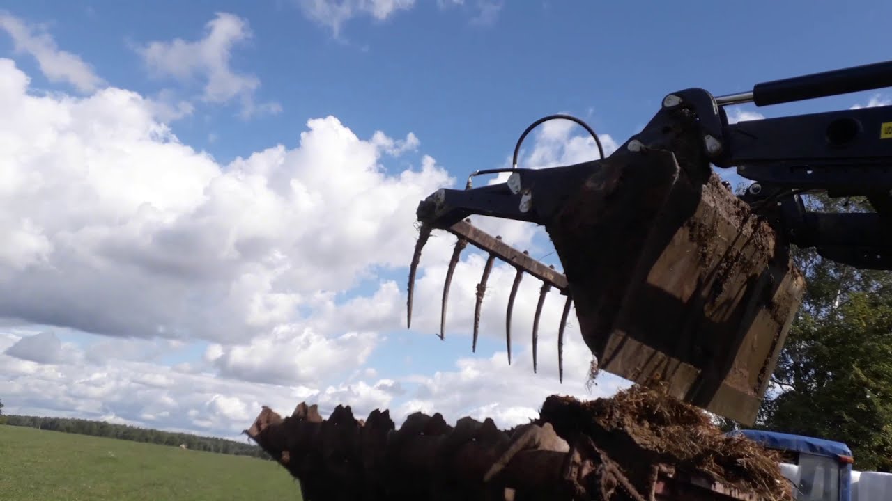 MT3 82 UK загружает навоз. . MTZ 82 UK krauna mė&scaron;lą