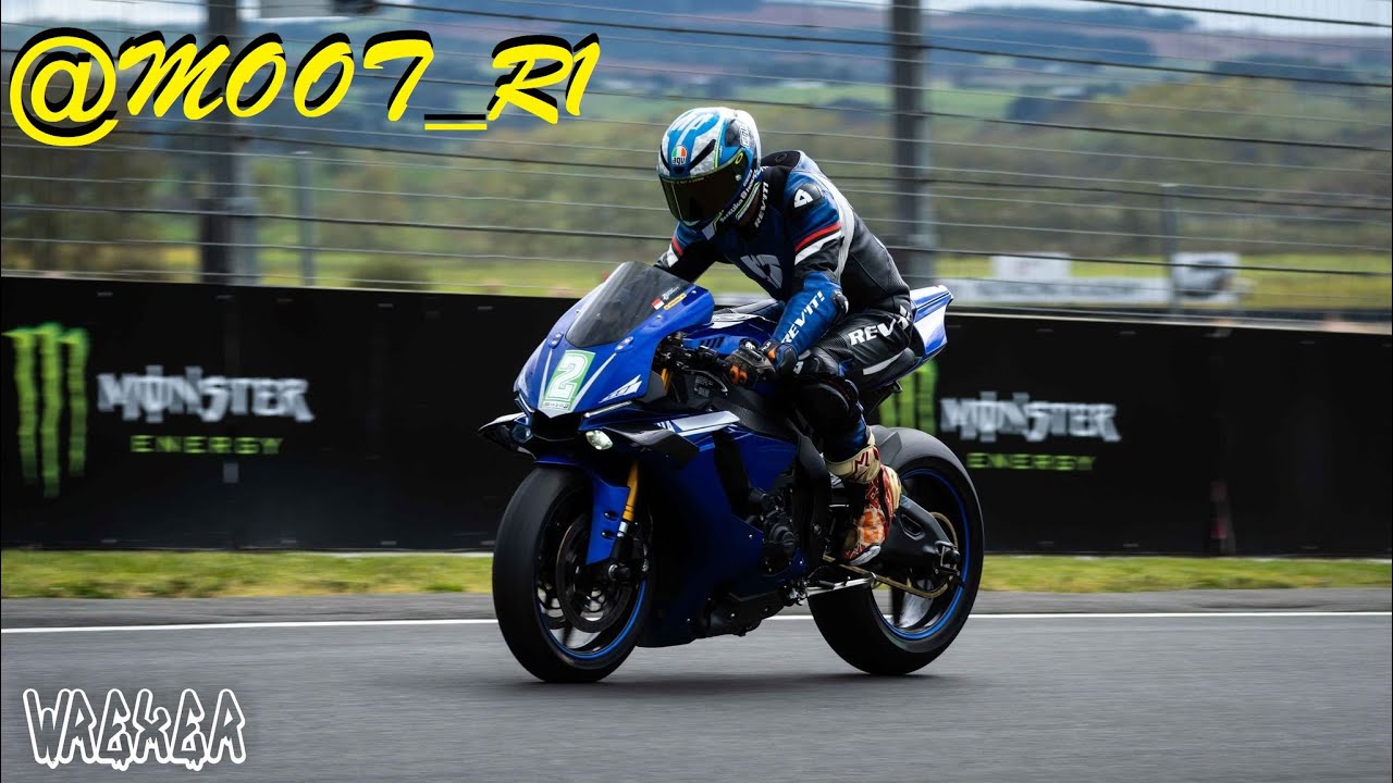 Yamaha R1 chasing Yamaha R6