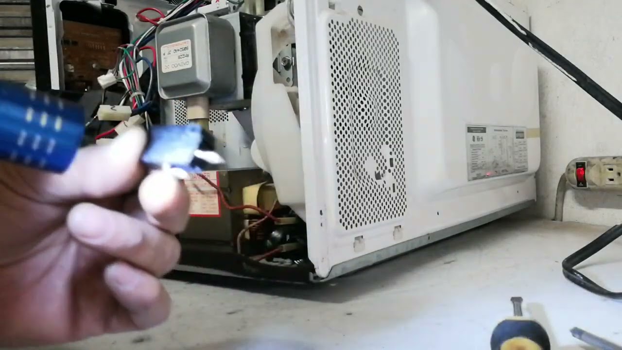 Se funde el fusible al abrir la puerta del Horno de Microondas. Revision, Causa y Reparacion.