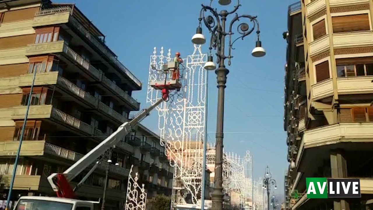 Avellino, si montano le luminarie: domani sera l'accensione