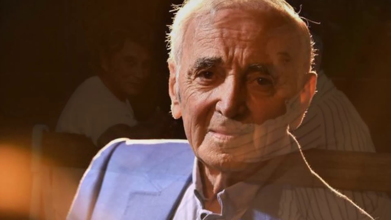 HOMMAGE CHARLES AZNAVOUR  salut Charly de Johnny Hallyday en live