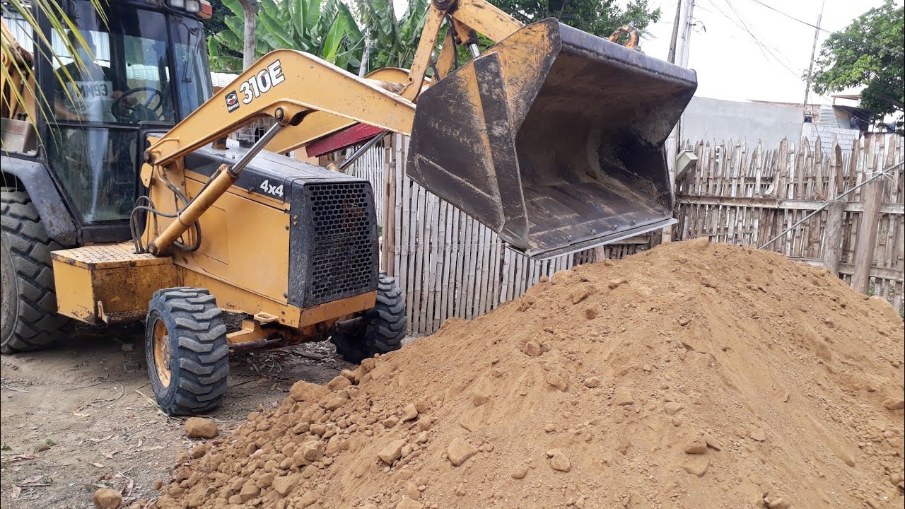 Retroexcavadora Nivelando Un Terreno De 10×20 Con Material Mejorado