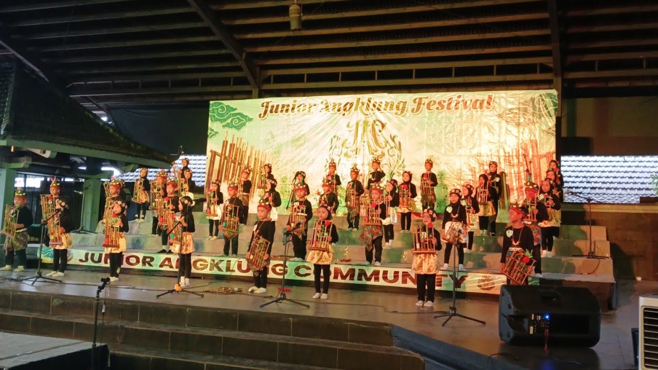 Lomba Angklung di Amphitheater Purawisata