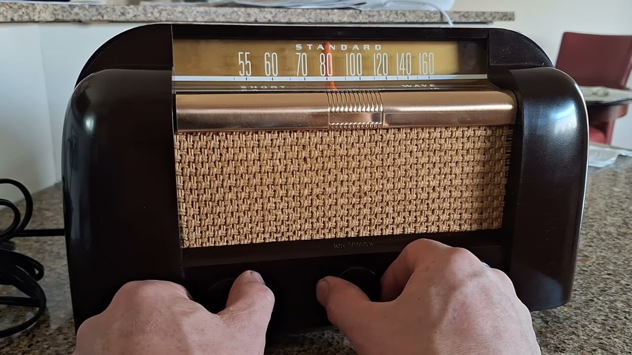 1946 Rca 66x1 Bakelite  AM and SW Tube Radio demo