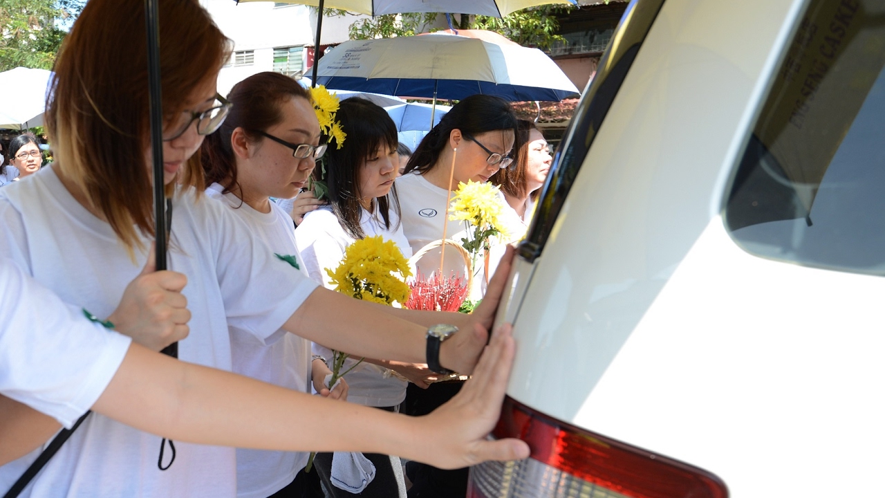 Heart-wrenching sendoff for family killed in fire