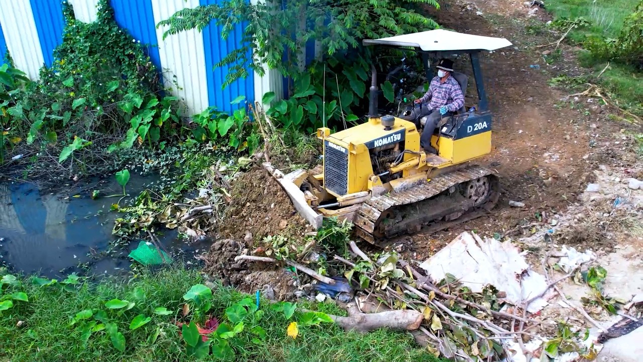 Push the trash pile by bulldozer KOMAT'SU D20 A for remove the trash and level land