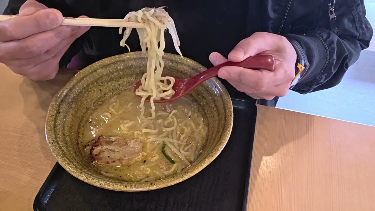 味噌蔵麺四郎安城店へ行き、九州麦味噌味噌漬け炙りチャーシュー麺を、堪能している所を、撮影してみました。