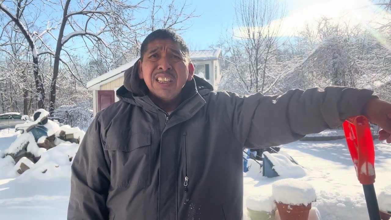 Terminando de Remover la Nieve despues de la tormenta 