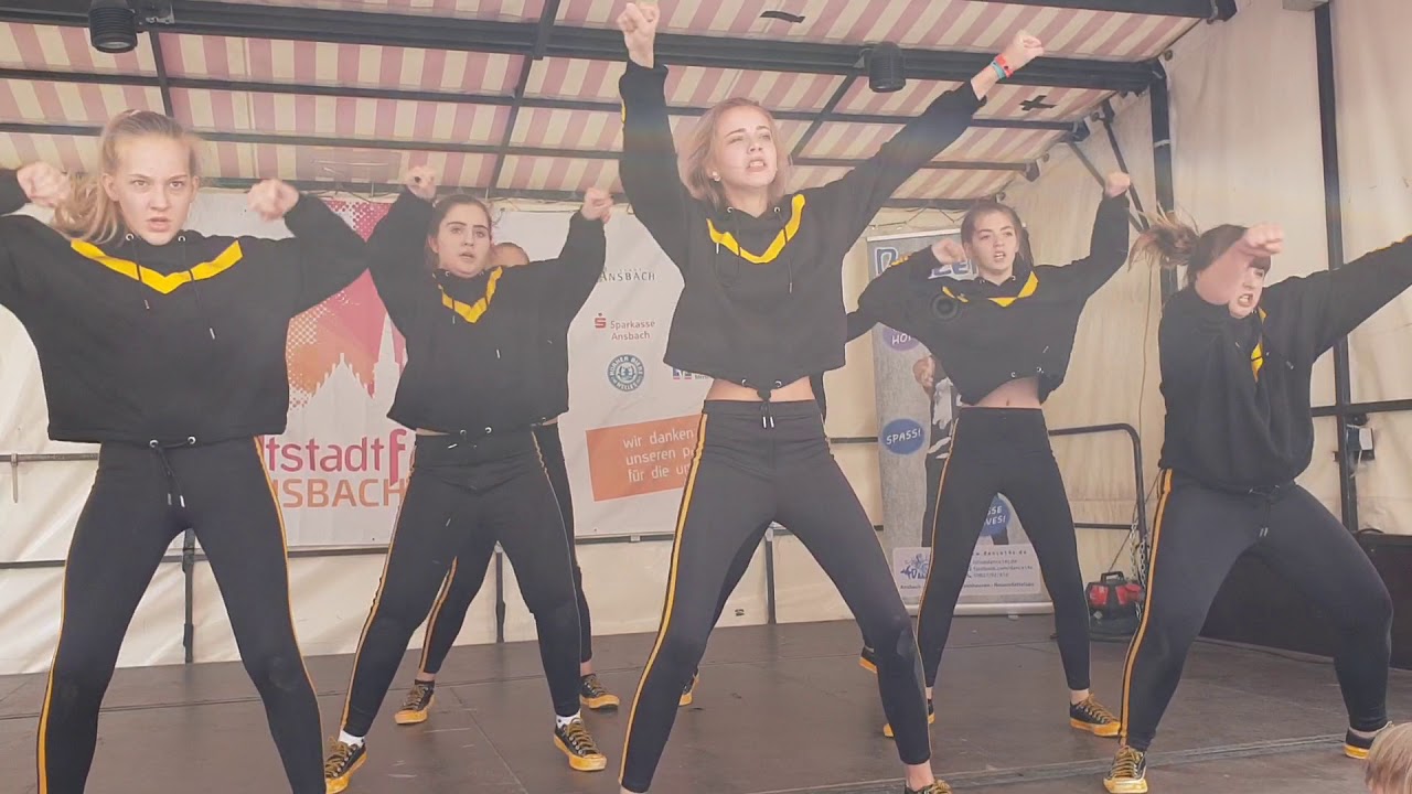 Out of reach .... Dance14s