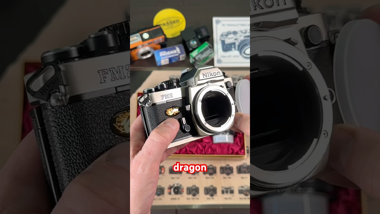 Фотоаппарат Nikon FM2 Millennium Edition. На нём изображён дракон. 