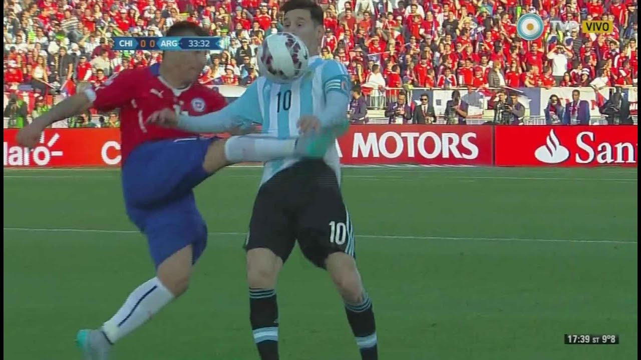 Final de la Copa Am&eacute;rica - Patada de Medel a Messi