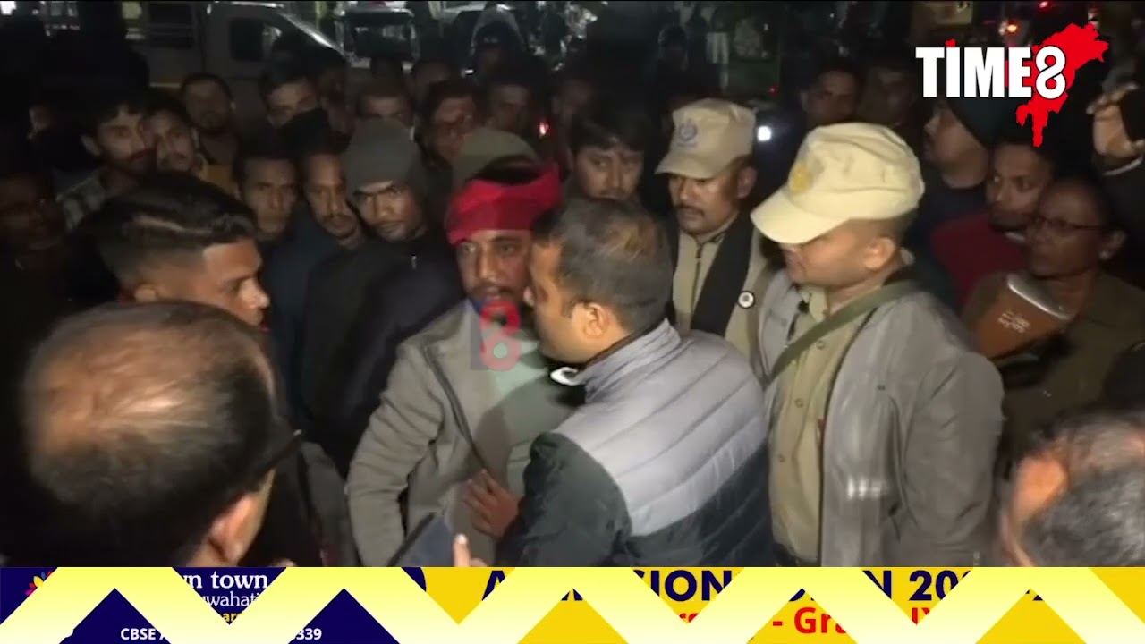 ৰাজপথত গোট খালে শ শ লোক। বাংলাদেশৰ ঘটনাক লৈ ছিপাঝাৰৰ ৰাজপথত মহম্মদ ইউনুছৰ বিৰুদ্ধে তীব্ৰ প্রতিবাদ। 