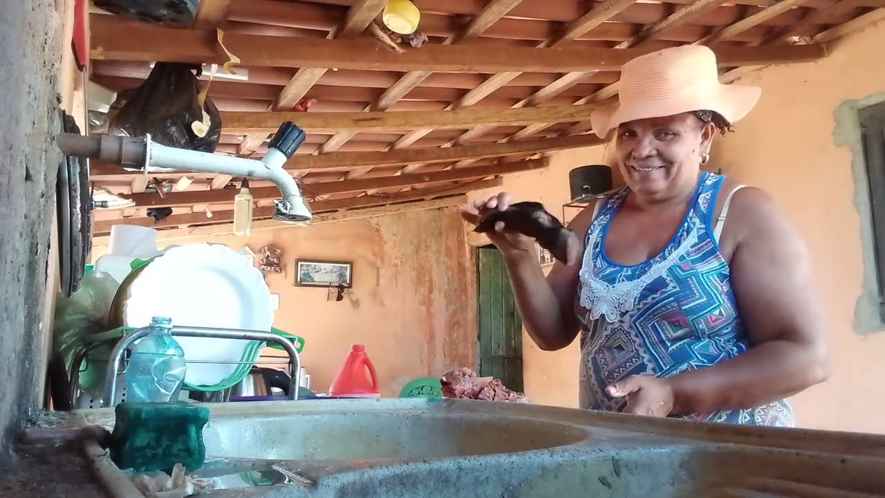 Limpando o fato de bode pra fazer uma buchada 