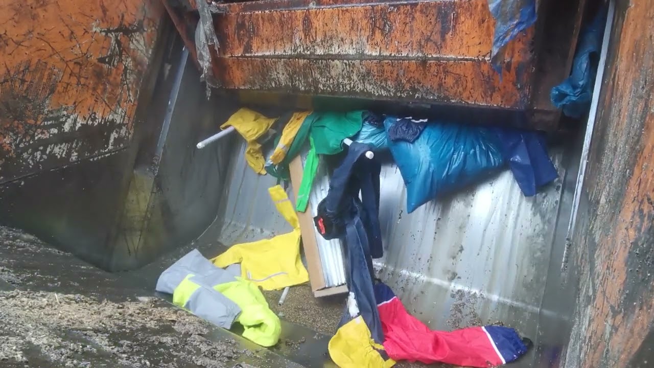 Matschhosen/Regenjacken im Müllfahrzeug entsorgt