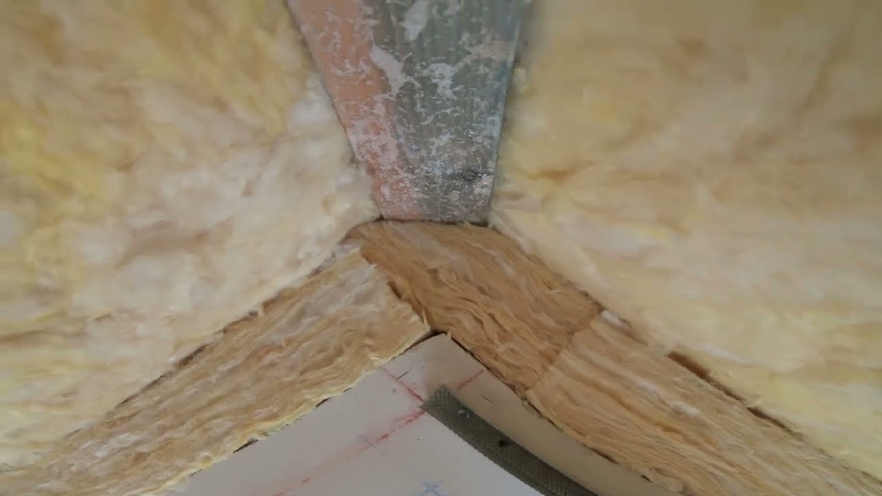 Mankiety paroizolacji na jętkach i układanie wełny między krokwie. | S7-E5