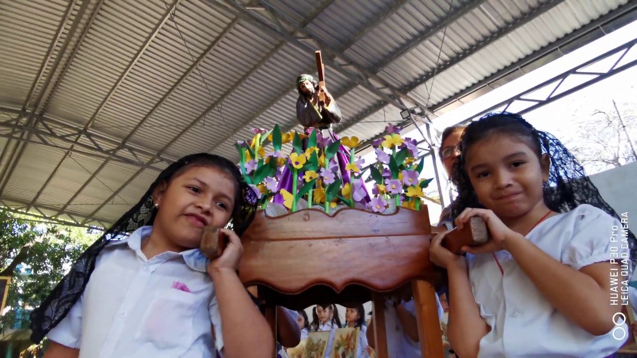 Estudiantes de primer grado participando en el primer VIACRUCIS