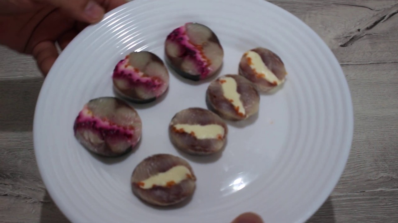 Рулетики из сельди и скумбрии с сыром и овощами.