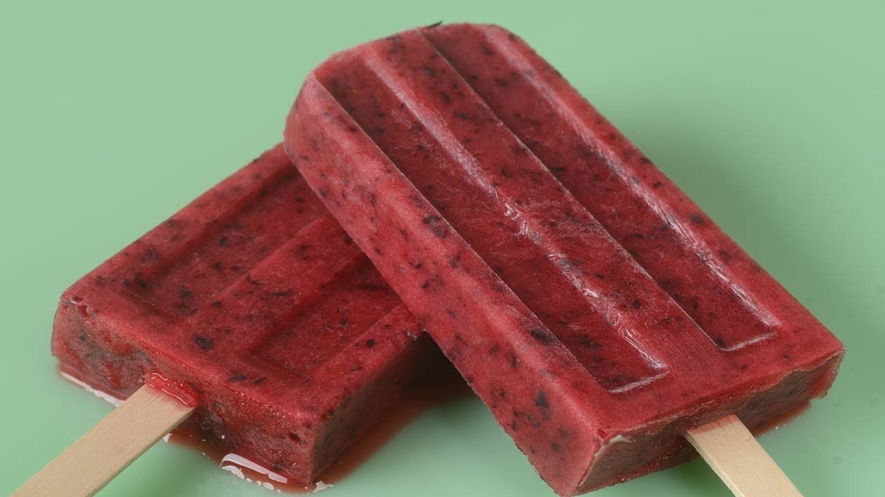 Демонстрация рецепта замороженных леденцов с клубникой и черникой — Joyofbaking.com