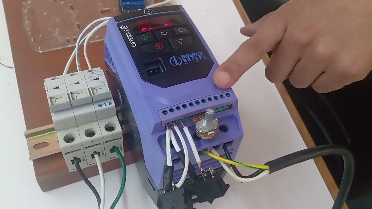 Control de motor trifásico mediante teclado y terminal - Variador de velocidad Invertek