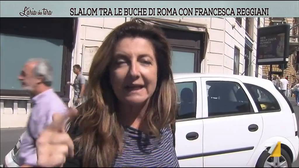 Slalom tra le buche di Roma con Francesca Reggiani