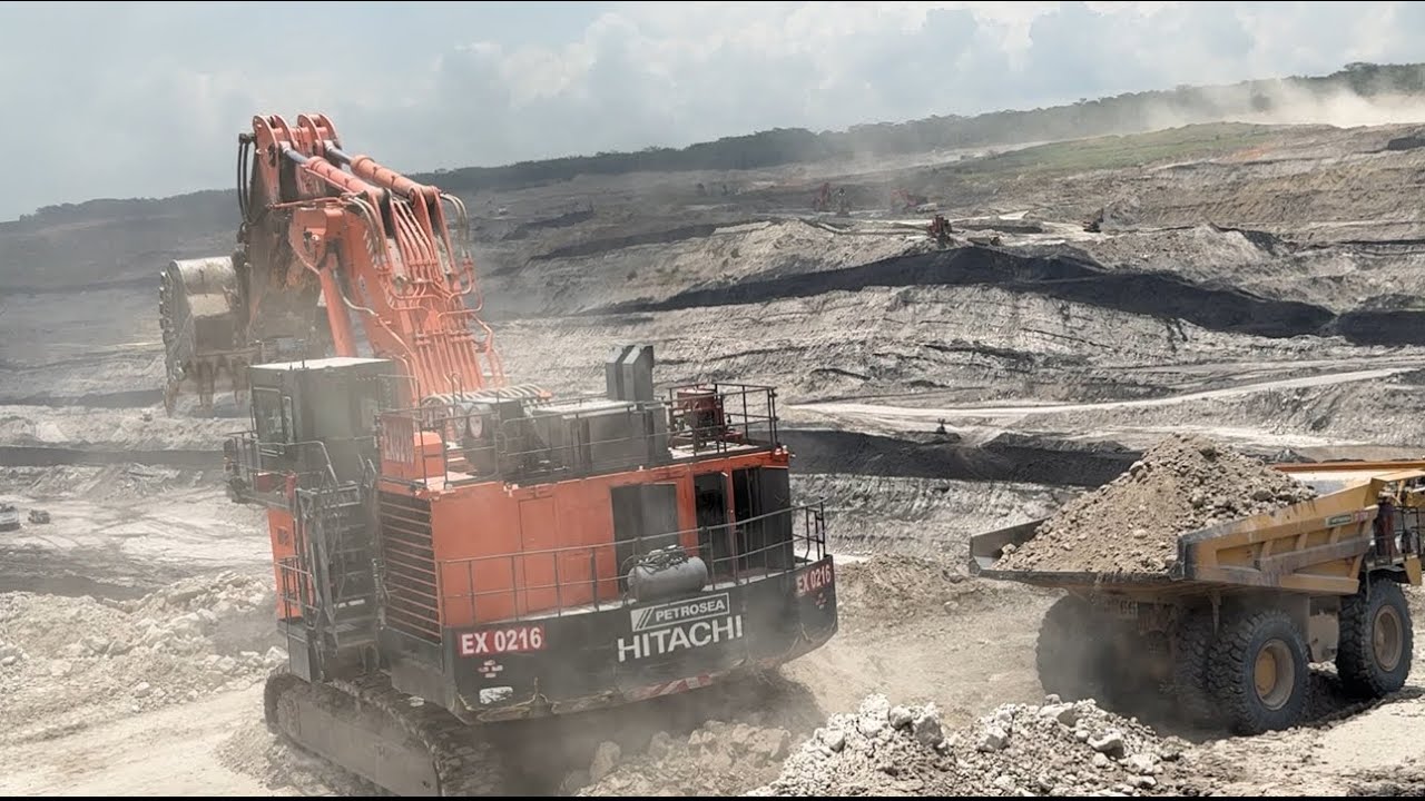 Big diger Hitachi Ex 2600 & liebherr 9350 Loading Dumper