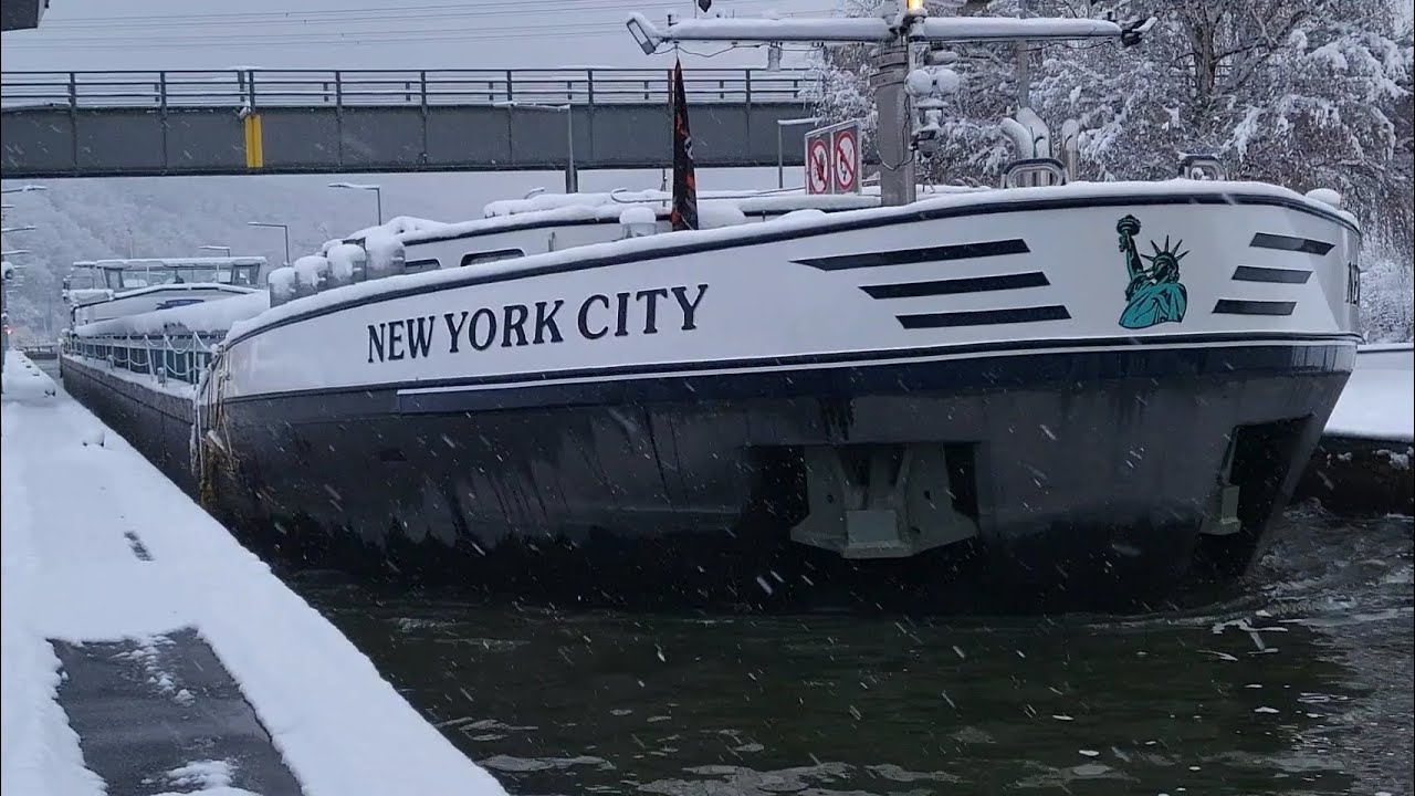 Binnenschiff New York City fährt aus der Schleuse Harrbach aus