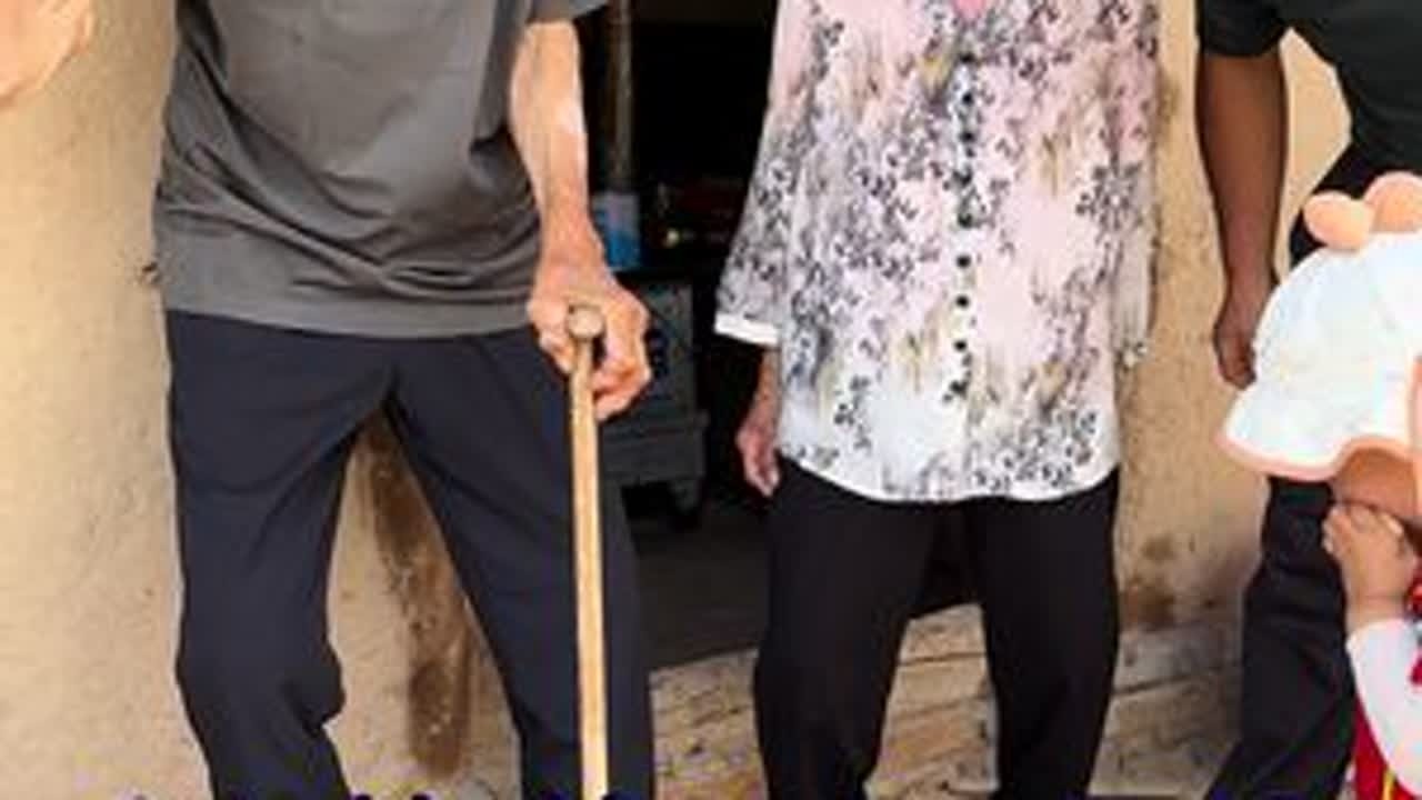 家里面的活也干完了，走敦煌的事情也该提上日程了，今天抽空给爷爷奶奶买套新衣服#我的乡村生活 #新衣服#我的爷爷奶奶