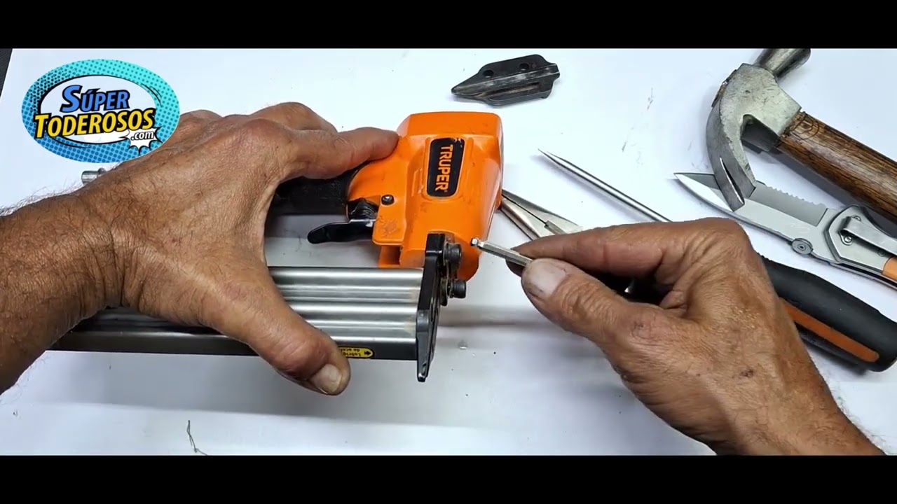 Clavadora Neumática Calibre 23. No arrastra el clavo. Pistón frenado. Clavilladora no funciona.