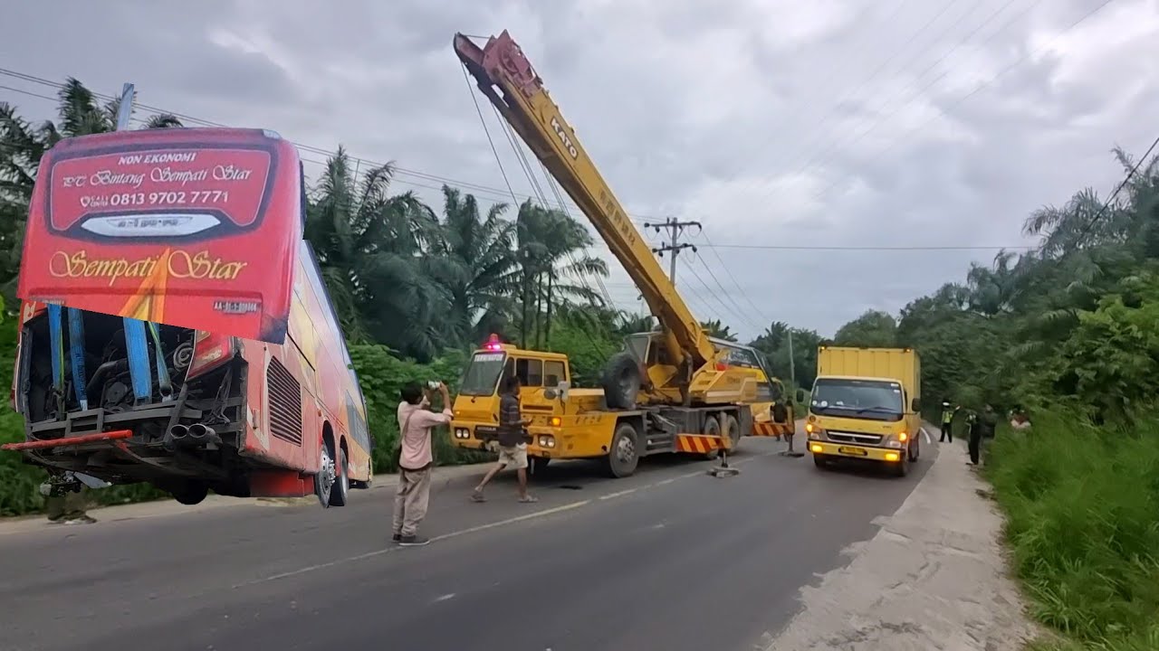 Crane Kato Evakuasi Bus Doble Deker Tronton  