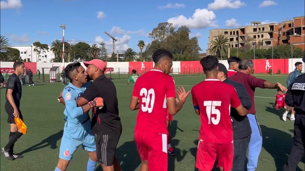 مكونات فريق أمل الوداد تحتج على الحكم بعد نهاية مباراة الديربي أمام الرجاء