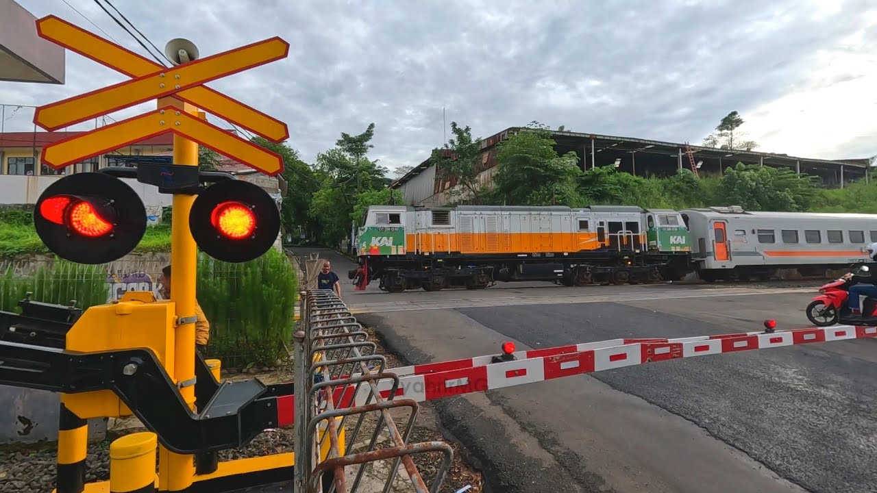 RAILWAY CROSSING 28 | Warna - Warni 6 Palang Perlintasan Kereta Api Random