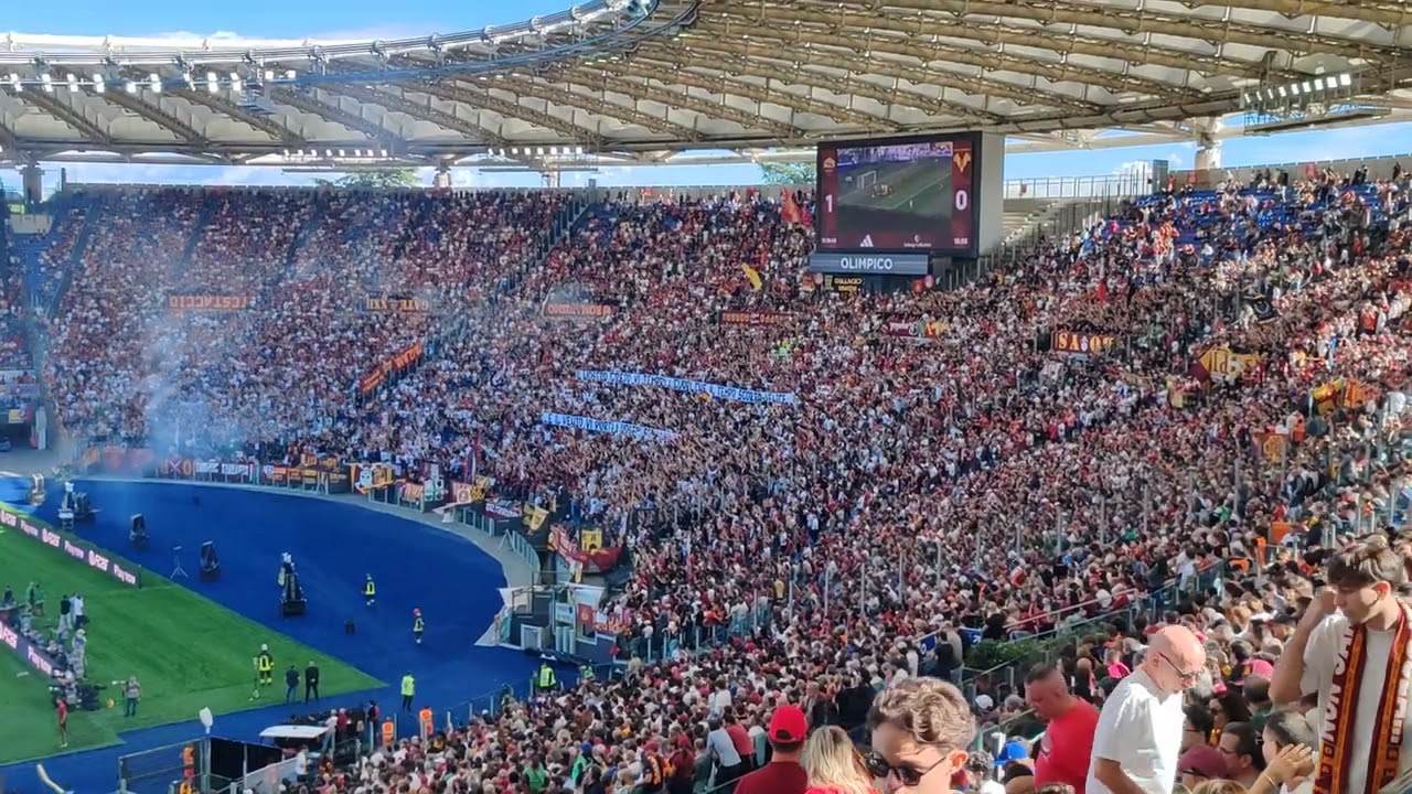 28/9/25 Roma Verona: la Curva Sud canta per un minuto Fuori dalle galere dopo gli arresti di Nizza