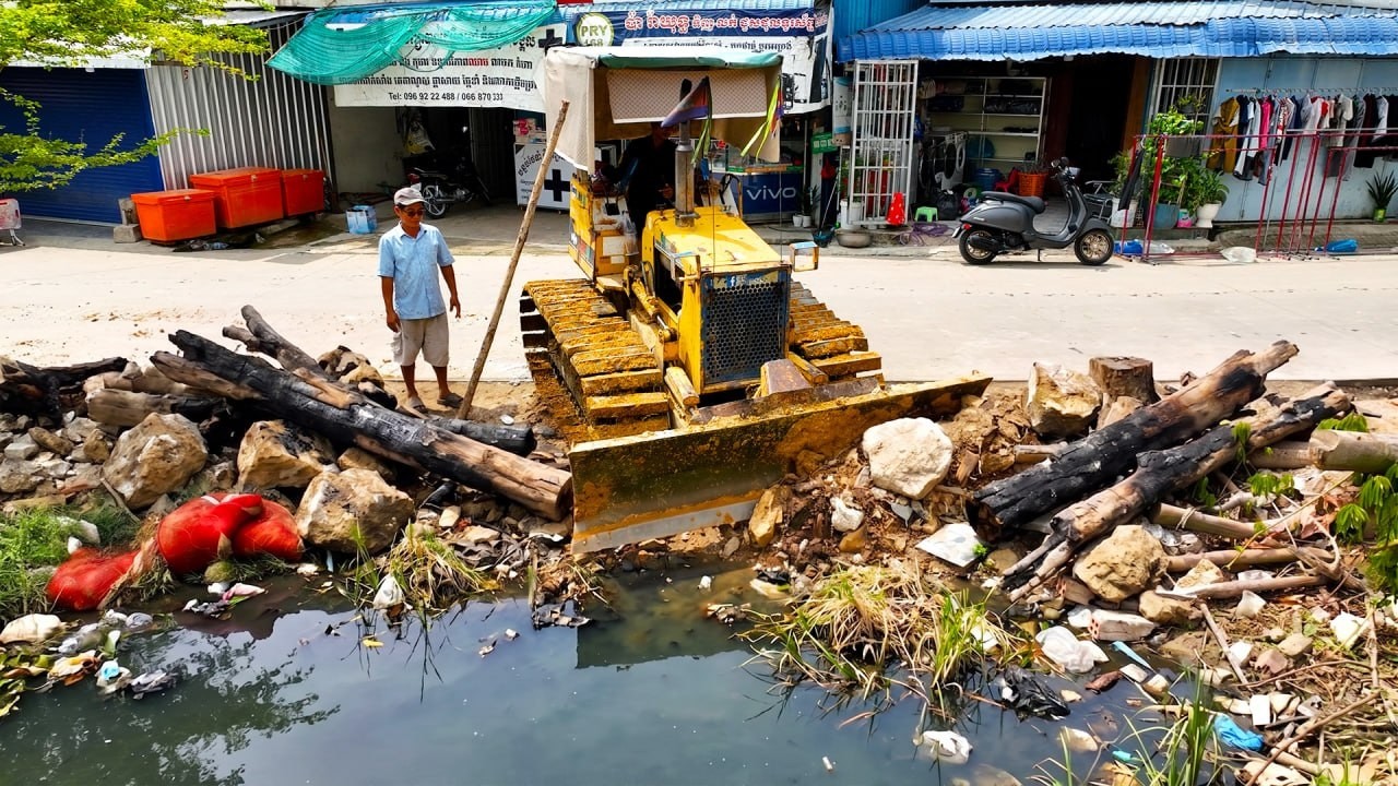 Incredible Landfill PROJECT! 5Ton Dump Truck Unloading RockSoil & Dozer D20A Pushing Into Water Pond