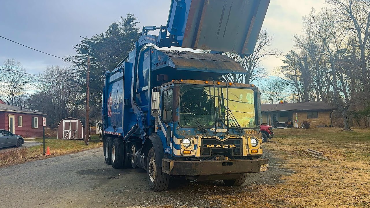 Мусоровоз с фронтальным погрузчиком Mack MRU McNeilus Atlantic производства Republic Services, 20...