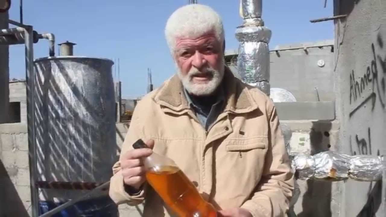 مواطن من غزة يخترع مواد نفطية من خلال مخلفات البلاستيك