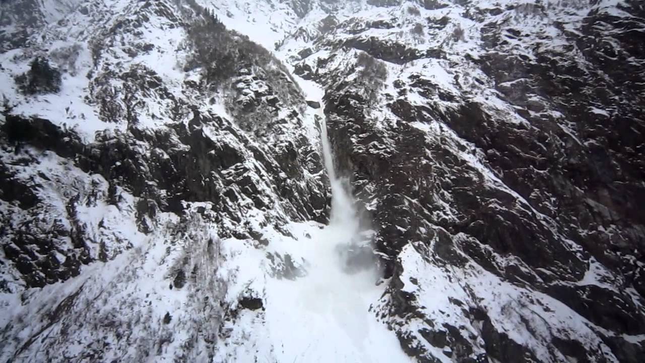 Avalanche near Badrinath Temple