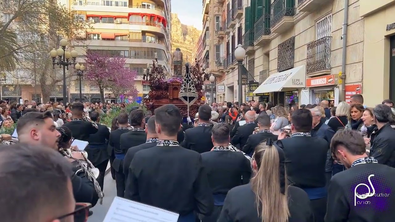 Paso de Humildad y Paciencia por Calle Teatro de Alicante acompañado de la banda del Dolor de Hellín