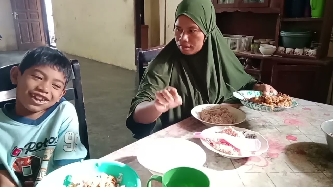 Begini sebentar di tinggal || tidak sekolah, dia lahap makan