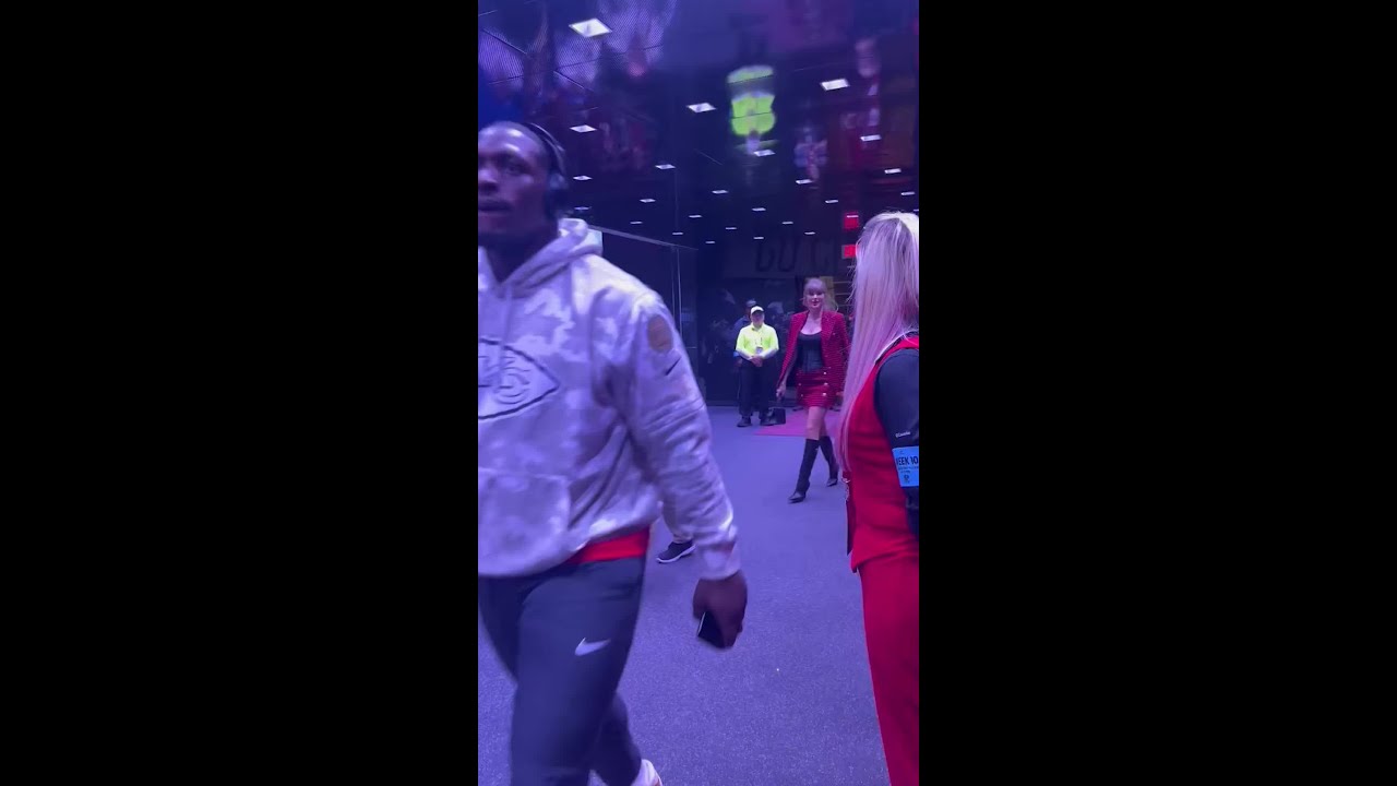 Taylor Swift arrives at Arrowhead Stadium for Chiefs-Broncos game