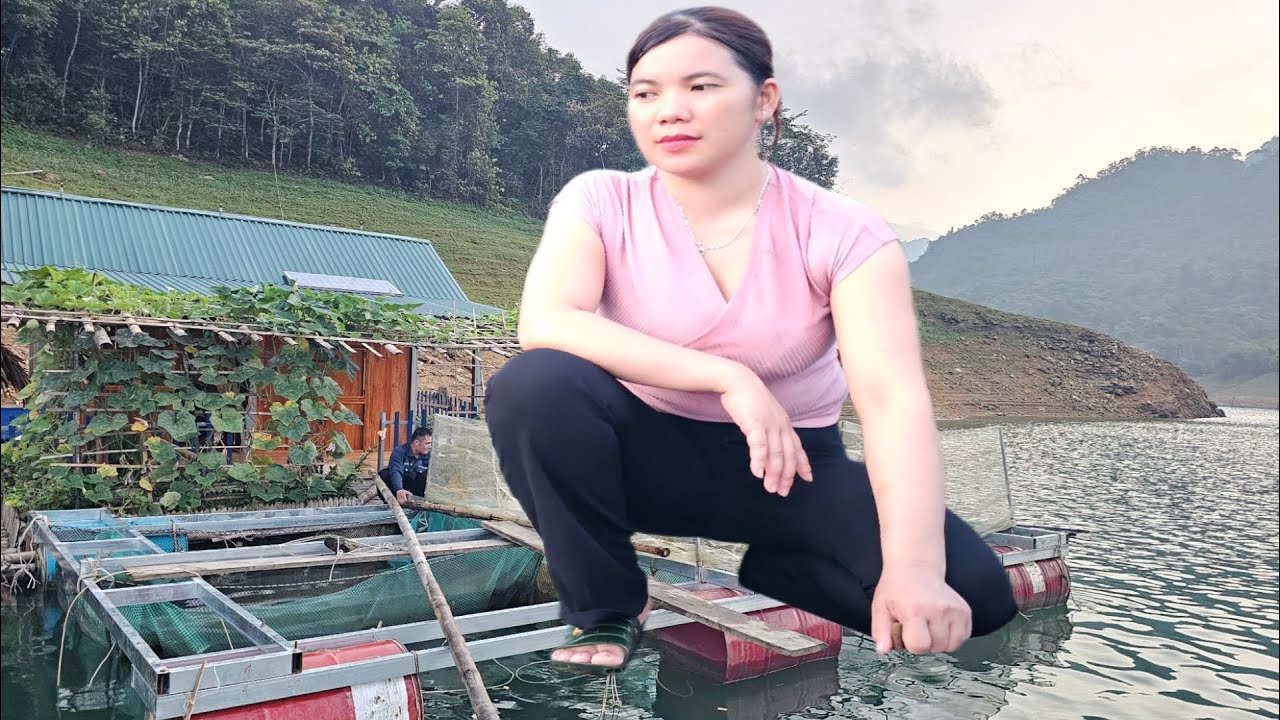 The girl replaced the new fish cage with iron and steel on the lake.