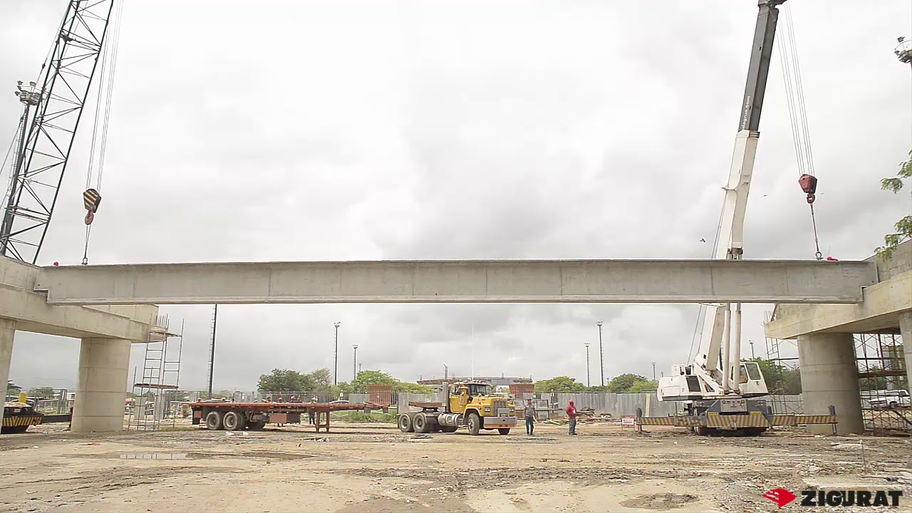 Instalación de una viga prefabricada durante la construcción de un PUENTE